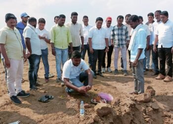 माजी आमदार दिपकदादा आत्राम यांच्या उपस्थितीत बंधाऱ्याचे भूमिपूजन, शेतकऱ्यांना होणार सिंचनाची सोय.