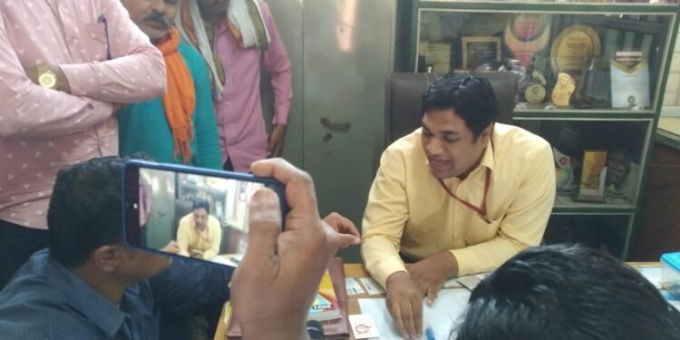 हिंगणघाट: बन्सीलाल कटारिया रत्नविद्या शाळेच्या मुख्याध्यापकाची विद्यार्थि व पालकांसोबत अरेरावीची वागणूक, संतप्त पालकांची कारवाईची मागणी