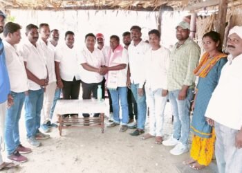 राष्ट्रवादी काँग्रेस पक्षाचे सक्रिय कार्यकर्त्याचा भारत राष्ट्र समिती मध्ये प्रवेश, माजी आमदार दिपक आत्राम यांनी पक्षाचा दुपट्टा टाकून  पक्षात केल स्वागत.