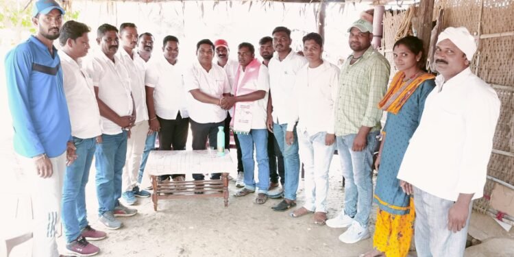 राष्ट्रवादी काँग्रेस पक्षाचे सक्रिय कार्यकर्त्याचा भारत राष्ट्र समिती मध्ये प्रवेश, माजी आमदार दिपक आत्राम यांनी पक्षाचा दुपट्टा टाकून  पक्षात केल स्वागत.