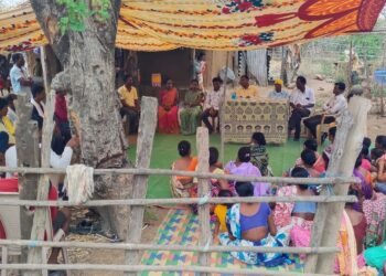 सूर्यापली येतील नागरिकांशी विविध विषयांवर चर्चा, माजी जिल्हा परिषद अध्यक्ष अजय कंकडलवार यांनी जाणून घेतली समस्या.