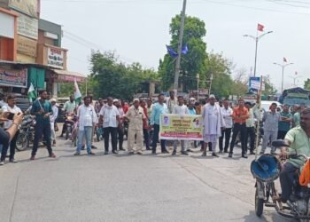 कापसाला तेरा हजार रुपये भाव द्यावा-भडगाव येथे महाराष्ट्र शेतकरी संघटनेने रस्ता रोखला