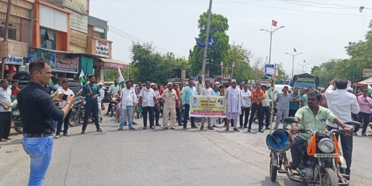 कापसाला तेरा हजार रुपये भाव द्यावा-भडगाव येथे महाराष्ट्र शेतकरी संघटनेने रस्ता रोखला