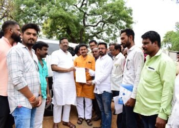 दालमिया सिमेंट कंपनीच्या कामगारांच्या समस्या सोडवा, पालकमंत्री सुधीर मुनगंटीवार यांच्याकडे मागणी.