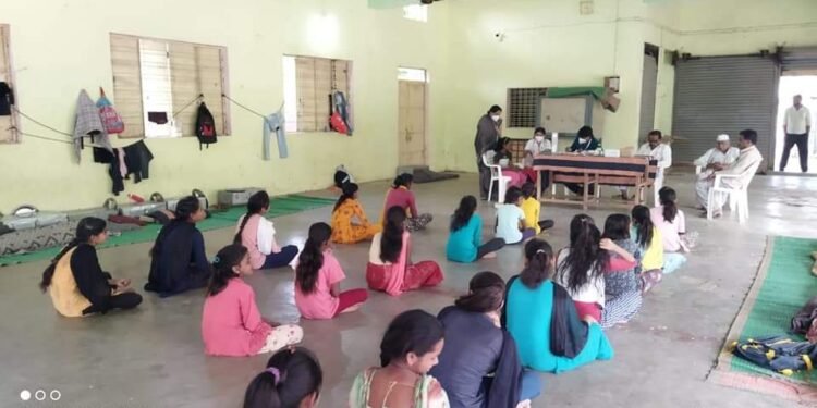 वनोजा वसतीगृहात विद्यार्थांनची आरोग्य तपासणी शिबिर संपन्न.