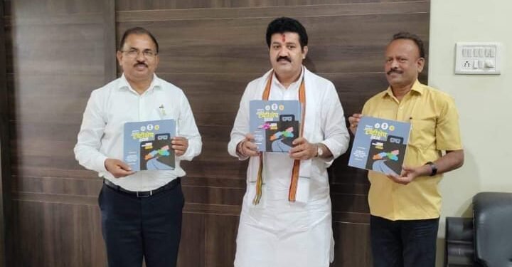 पालकमंत्री संजय राठोड यांच्या हस्ते दृष्टीक्षेप -२०३० पुस्तिकेचे प्रकाशन