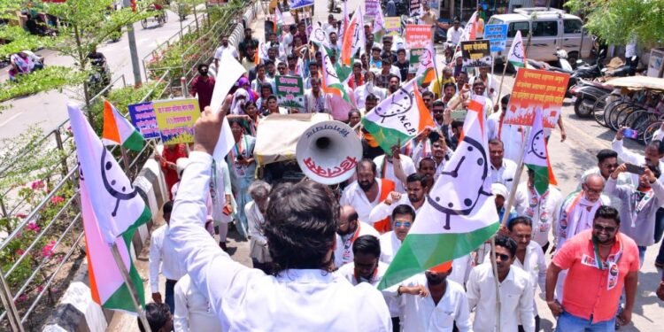 हिंगणघाट शहरात पाणी प्रश्न पेटला, टँकर वर बसून नगर पालिकेवर राष्ट्रवादीचा जन आक्रोश मोर्चा.