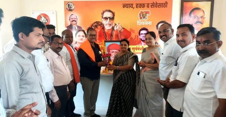 पाचोरा पोलीस स्टेशनचे गोपनीय विभागाचे प्रमुख नितीन सुर्यवंशी यांचा सौ. वैशाली सुर्यवंशी यांच्या हस्ते सत्कार.