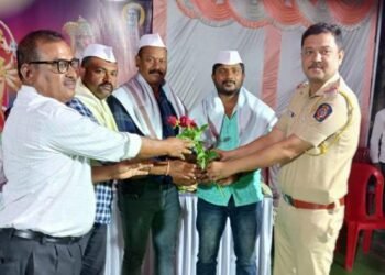 पाचोरा: बाहेरपुरा भागांत पंचमुखी हनुमान मित्र मंडळातर्फे पोलिस, होमगार्ड, महावितरण कर्मचाऱ्यांचा सत्कार