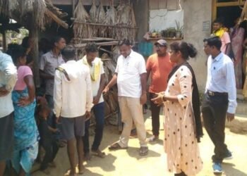 कोडसेलगुडम येतील नागरिकांशी विविध विषयांवर चर्चा, माजी जि.प. अध्यक्ष अजय कंकडलवार यांनी जाणून घेतली समस्या.