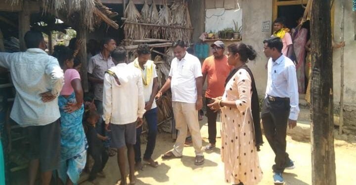 कोडसेलगुडम येतील नागरिकांशी विविध विषयांवर चर्चा, माजी जि.प. अध्यक्ष अजय कंकडलवार यांनी जाणून घेतली समस्या.