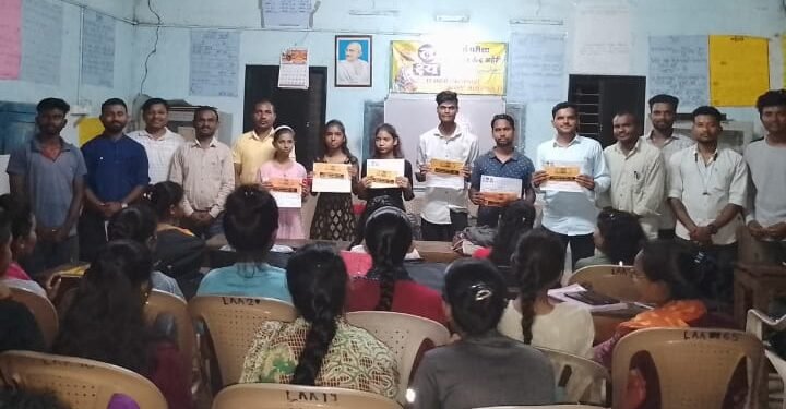 अहेरी येथे सामान्य ज्ञान स्पर्धेचे बक्षीस वितरण सोहळा  स्पर्धा परीक्षा हीच जीवनाची खरी परीक्षा सुरेंद्र अलोणे यांचे प्रतिपादन.