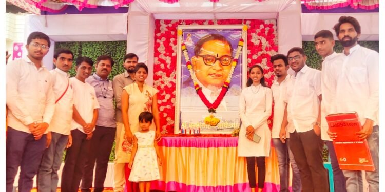 राष्ट्र सेवा दलाच्या स्मिता पाटील कलापथकाने हर घर संविधान पथनाट्य सादर करत केले डाॅ बाबासाहेब आंबेडकर यांना कृतिशील अभिवादन.