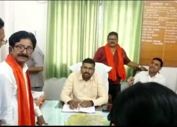 शिवसेना उद्धव ठाकरे पक्षाच्या वतीने हिंगणघाट नगर पालिकेच्या मुख्याधिकारी यांच्या दालनात ठिय्या आंदोलन