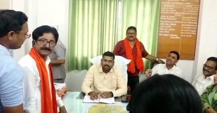 शिवसेना उद्धव ठाकरे पक्षाच्या वतीने हिंगणघाट नगर पालिकेच्या मुख्याधिकारी यांच्या दालनात ठिय्या आंदोलन