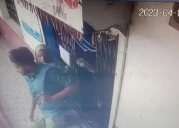 वर्ध्यात बँकेचे गेलेल्या शेतकऱ्याचे चोरट्या महिलेन केले दीड लाख लंपास.