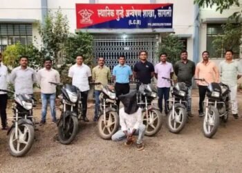 अनेक जिल्ह्यातून करत होता मोटर सायकलींची चोरी; ८ दुचाकींसह चोरट्याला सांगली पोलिसांनी ठोकल्या बेड्या.