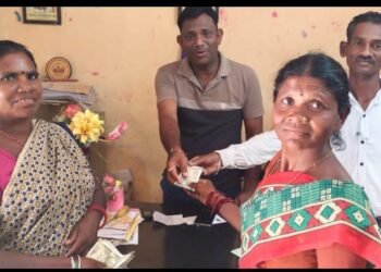 जि.प.अध्यक्ष अजय कंकडालवार यांच्या कडून वादळ वाऱ्यानी घरावरील छत उडालेल्या परिवाराला आर्थिक मदत.