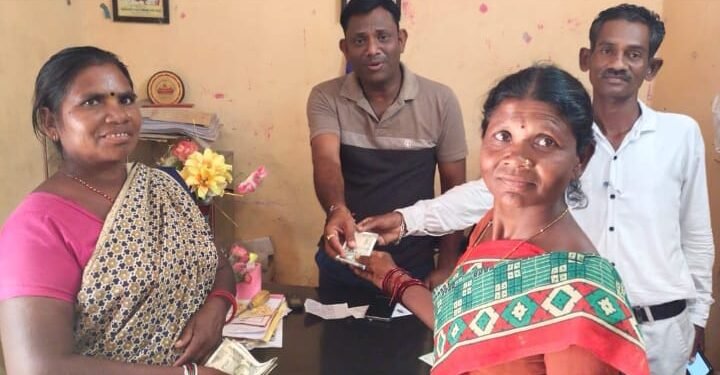 जि.प.अध्यक्ष अजय कंकडालवार यांच्या कडून वादळ वाऱ्यानी घरावरील छत उडालेल्या परिवाराला आर्थिक मदत.