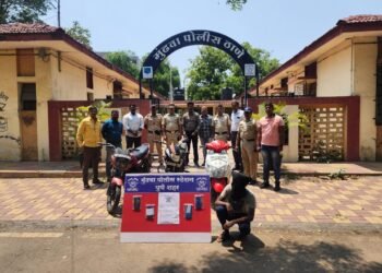 मुंढवा पोलीस ठाणेची धडाकेबाज कामगिरी सराईत वाहन चोर व त्याचा अल्पवयीन साथिदाराकडुन तीन वाहने व जबरी चोरीचे दोन किमती मोबाईल केले जप्त. एकुण ०५ गुन्हे केले उघड.