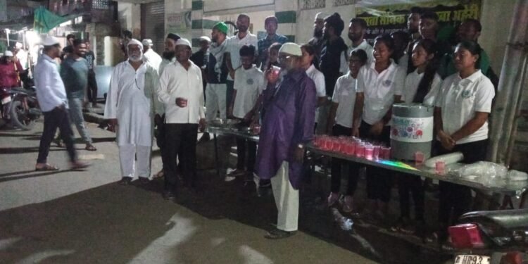 समता सैनिक दल शाखा अहेरीच्या वतीने रमजान निमित्त शरबत वाटप, शरबत वाटप करून जोपासली सामाजिक बांधिलकी.