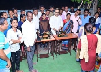 महागाव: डॉ. बाबासाहेब आंबेडकर यांच्या जयंती निमित्त माजी पालकमंत्री राजे अम्ब्रिशराव आत्राम यांच्या हस्ते १५ शिलाई मशीनचे वितरण.