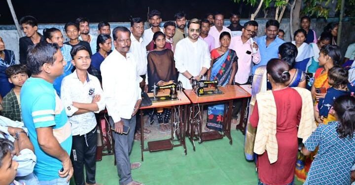 महागाव: डॉ. बाबासाहेब आंबेडकर यांच्या जयंती निमित्त माजी पालकमंत्री राजे अम्ब्रिशराव आत्राम यांच्या हस्ते १५ शिलाई मशीनचे वितरण.
