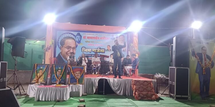 बल्लारपूर के सातनल चौक मे डॉ. आंबेडकर वॉर्ड मे “भीम गर्जना” सुगम संगीत का कार्यक्रम संपन्न।
