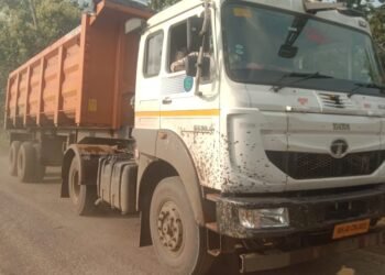 लोहखनिज वाहतूक करणाऱ्या वाहनांमुळे सामान्य नागरिकांना त्रास; आलापल्ली – आष्टी मार्गावर ३-४ तास वाहतूक ठप्प