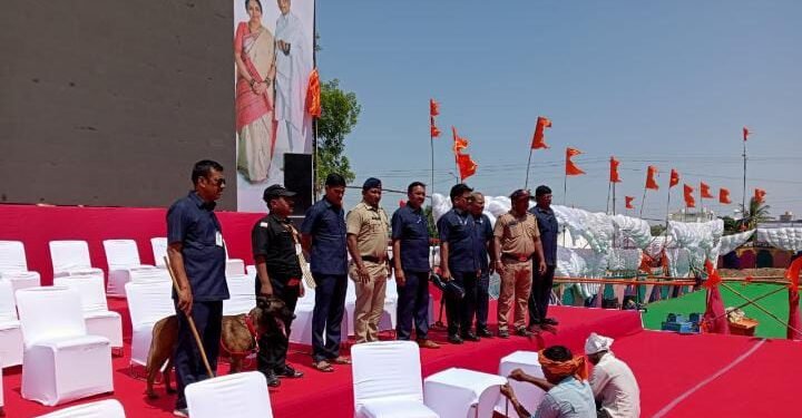 पाचोरा येथील सावा मैदानावर माजी मुख्यमंत्री उद्धव ठाकरे यांच्या सभेच्या तयारीची पाहणी करताना प्रशासकीय अधिकारी.