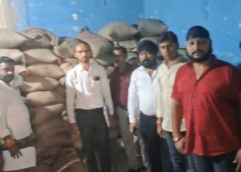 नागपुर येथे राशनचा धान्याचा काळाबाजार, अन्न पुरवठा विभाग व युवा सेना ठाकरे गटाने केला स्पर्दाफास.