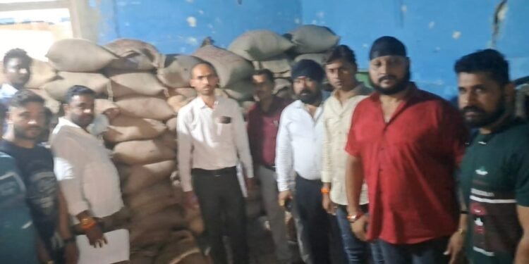नागपुर येथे राशनचा धान्याचा काळाबाजार, अन्न पुरवठा विभाग व युवा सेना ठाकरे गटाने केला स्पर्दाफास.