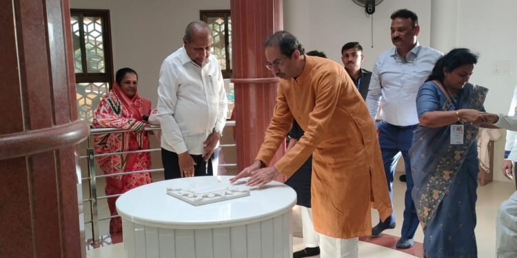 पाचोरा येथील जय किरण धाम येथे माजी मुख्यमंत्री उद्धव ठाकरे यांची भेट.