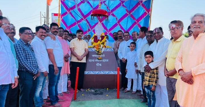 बसवेश्वर महाराज जयंती निमित्त आमदार विक्रमसिंह सावंत यांनी बसवेश्वर महाराजांना पुष्पहार अर्पण करून केलं अभिवादन.