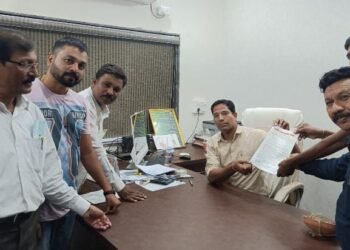 बल्लारपूर: नियमानुसार हो बाजार कर वसूली जनहित अधिकार समितिने नपा मुख्याधिकारी को सौंपा ज्ञापन.