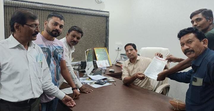 बल्लारपूर: नियमानुसार हो बाजार कर वसूली जनहित अधिकार समितिने नपा मुख्याधिकारी को सौंपा ज्ञापन.