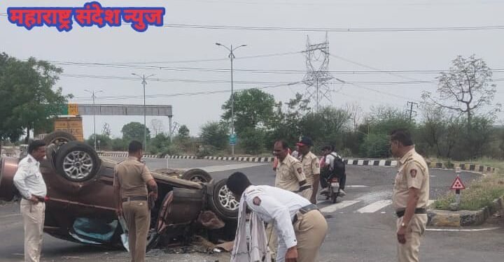 सावनेर पांढुर्णा रोडवर हेटी जवळ कंटेनरची कारला भीषण धडक या अपघातात चार जखमी.
