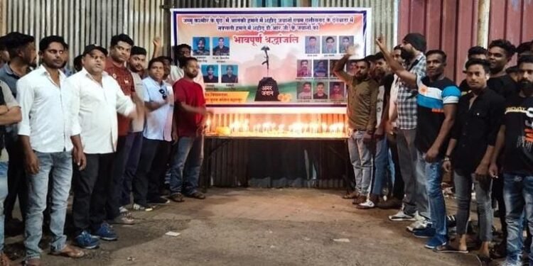 बल्लारपुर युवक तर्फे दंतेवाडा मध्ये नक्षली हल्ल्यात शहीद झालेल्या जवानांना श्रद्धांजली अर्पण करण्यात आले.