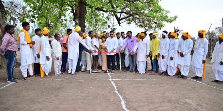 अहेरी तुमीरकसा येथे माजी पालकमंत्री अम्ब्रिशराव आत्राम यांच्या शुभ हस्ते भव्य ग्रामीण मुला-मुलींचे कबड्डी सामन्याचे उदघाटन.