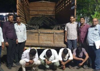 मुंबई पुणे महामार्गावर ट्रक मधून लोखंडी सळई चोरणारी टोळी खंडणी विरोधी पथकाने केली जेरबंद ;१९लाखाचा मुद्देमाल जप्त.
