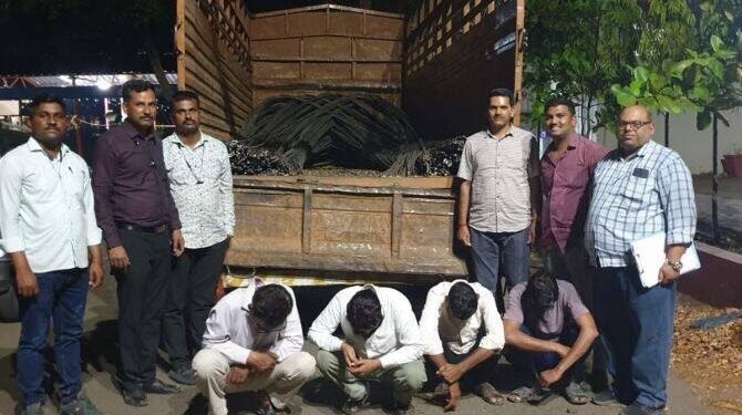 मुंबई पुणे महामार्गावर ट्रक मधून लोखंडी सळई चोरणारी टोळी खंडणी विरोधी पथकाने केली जेरबंद ;१९लाखाचा मुद्देमाल जप्त.