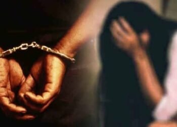 मुलगी हट्ट करते म्हणून सावत्र बापाने केला 6 वर्षांच्या चिमुकलीवर सांडशीने खासगी भागावर जखमा करून अत्याचार