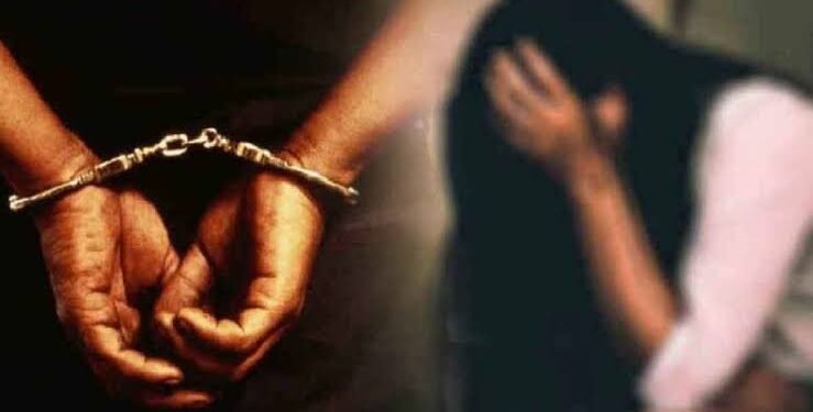 मुलगी हट्ट करते म्हणून सावत्र बापाने केला 6 वर्षांच्या चिमुकलीवर सांडशीने खासगी भागावर जखमा करून अत्याचार