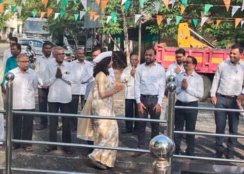 कळमेश्वर तहसील कार्यालयात महाराष्ट्र राज्य स्थापनेच्या 63 व्या वर्धापन दिनानिमित्त तहसीलदार रोशन मकवाने यांच्या हस्ते ध्वजारोहण संपन्न.