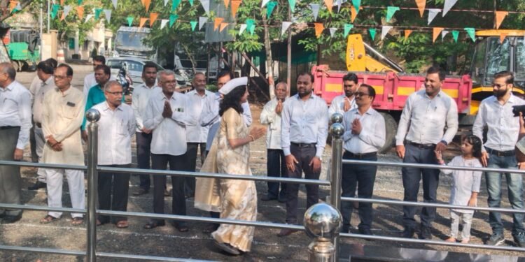 कळमेश्वर तहसील कार्यालयात महाराष्ट्र राज्य स्थापनेच्या 63 व्या वर्धापन दिनानिमित्त तहसीलदार रोशन मकवाने यांच्या हस्ते ध्वजारोहण संपन्न.