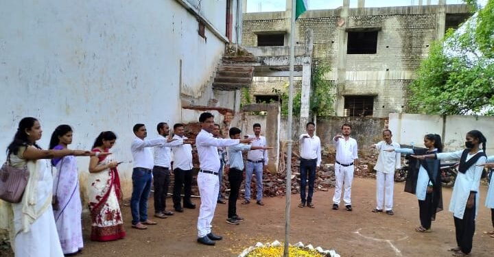 खासदार अशोक नेते यांच्या हस्ते शिवकृपा कनिष्ठ विज्ञान महाविद्यालय गडचिरोली येथे ध्वजारोहण संपन्न.