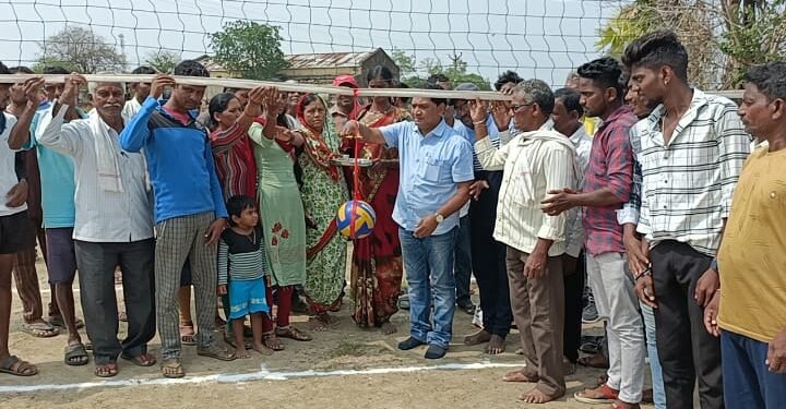 अहेरी तालुक्यातील कमलापूर येथील ग्रामीण व्हॉलीबॉल सामन्याचे माजी आमदार दिपक दादा आत्राम यांच्या हस्ते उदघाटन.