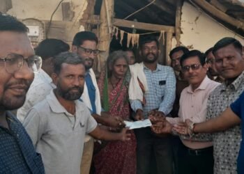 नागभीड: वाघाच्या हल्यात ठार व्यक्तीच्या परिवारास 10 लाख रुपयाची आर्थिक मदत.