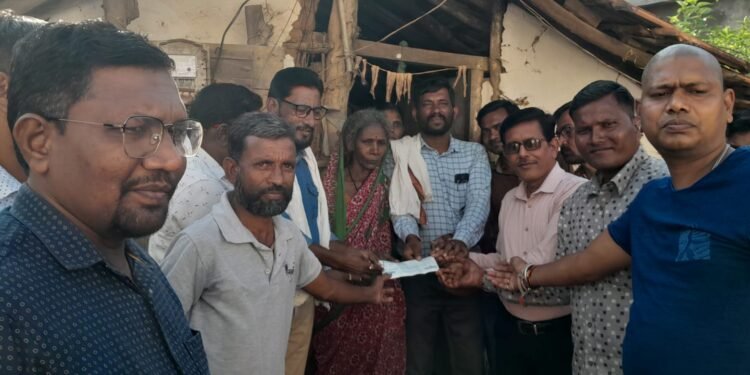 नागभीड: वाघाच्या हल्यात ठार व्यक्तीच्या परिवारास 10 लाख रुपयाची आर्थिक मदत.