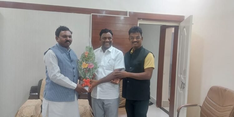 खासदार अशोकजी नेते यांनी केले माजी जिल्हा परिषद अध्यक्ष अजय कंकडालवार यांचे स्वागत.